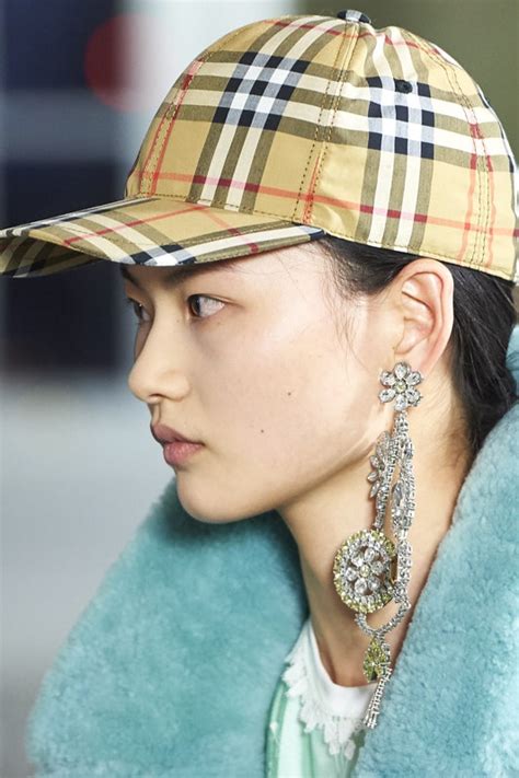 burberry sfilate londra 2018 accessori|Londra Fashion Week: accessori moda Autunno Inverno 2018 2019.